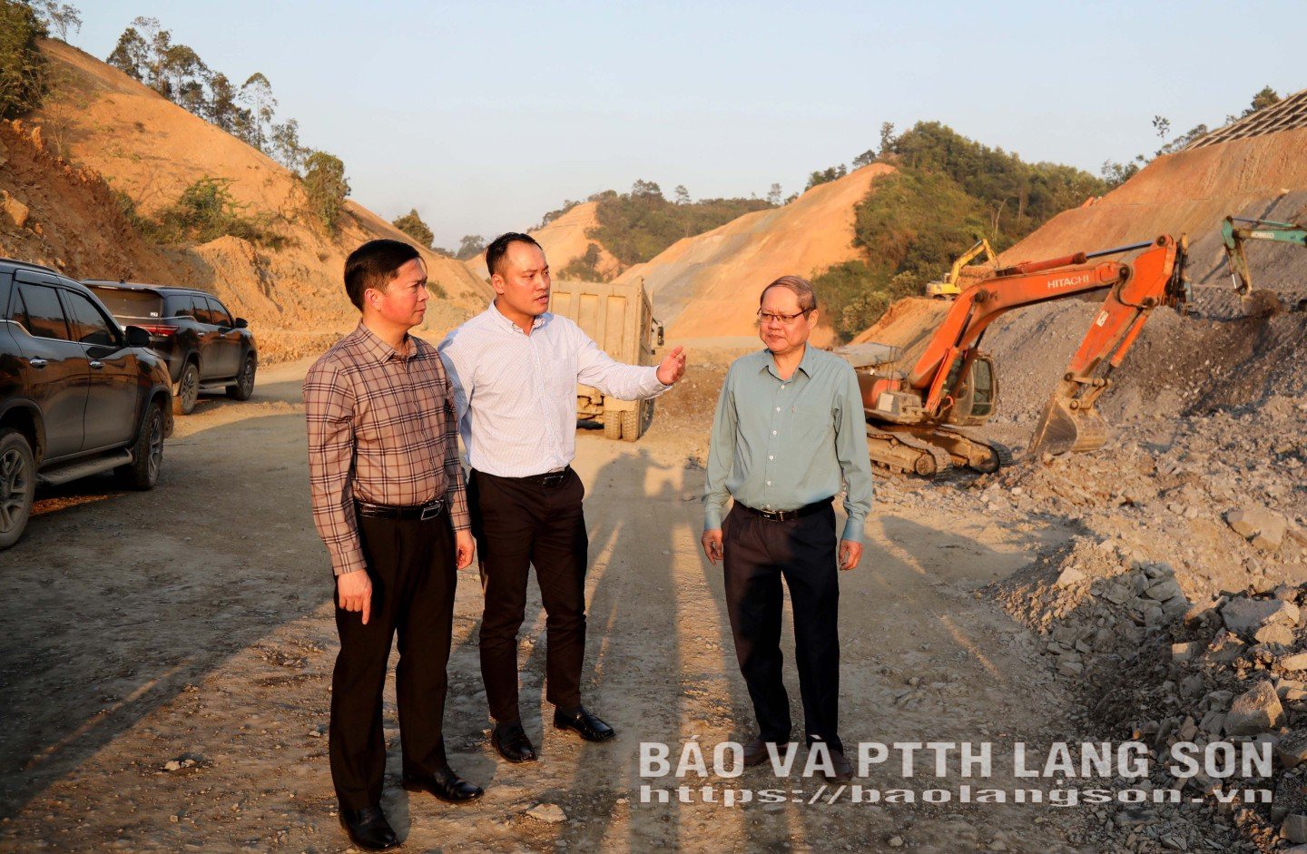 Reprezentantul unității de construcții raportează stadiul implementării proiectului autostrăzii expres Huu Nghi - Chi Lang