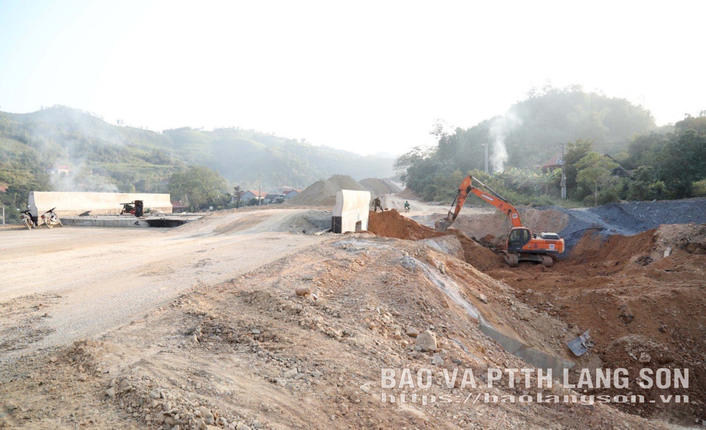 Unitățile de construcții se concentrează pe organizarea unei construcții continue și non-stop pentru a accelera progresul.