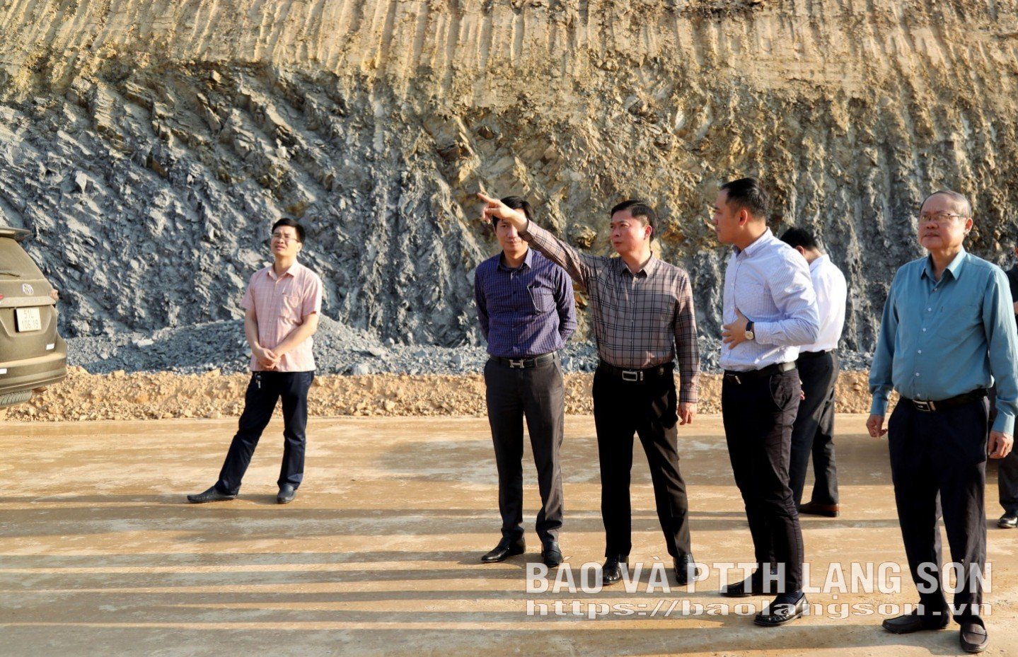 Tovarășul Dinh Huu Hoc, membru al Comitetului Permanent al Partidului Provincial, vicepreședinte permanent al Comitetului Popular Provincial Lang Son, a inspectat terenul la 6 intersecții de construcții ale proiectului autostrăzii expres Huu Nghi - Chi Lang.