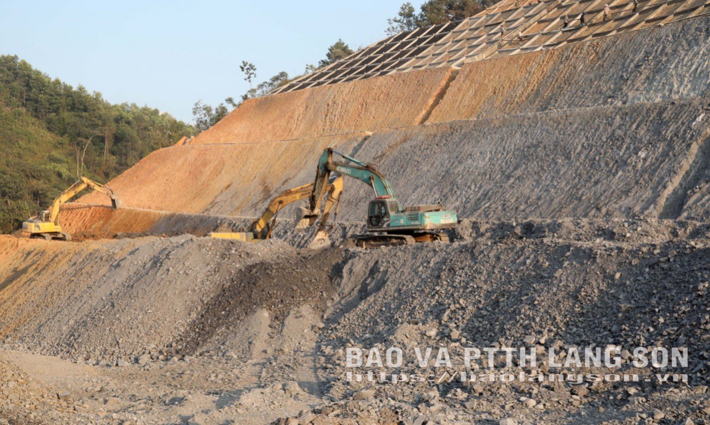 Unitățile de construcții își măresc utilajele și echipamentele pentru a accelera progresul proiectului.