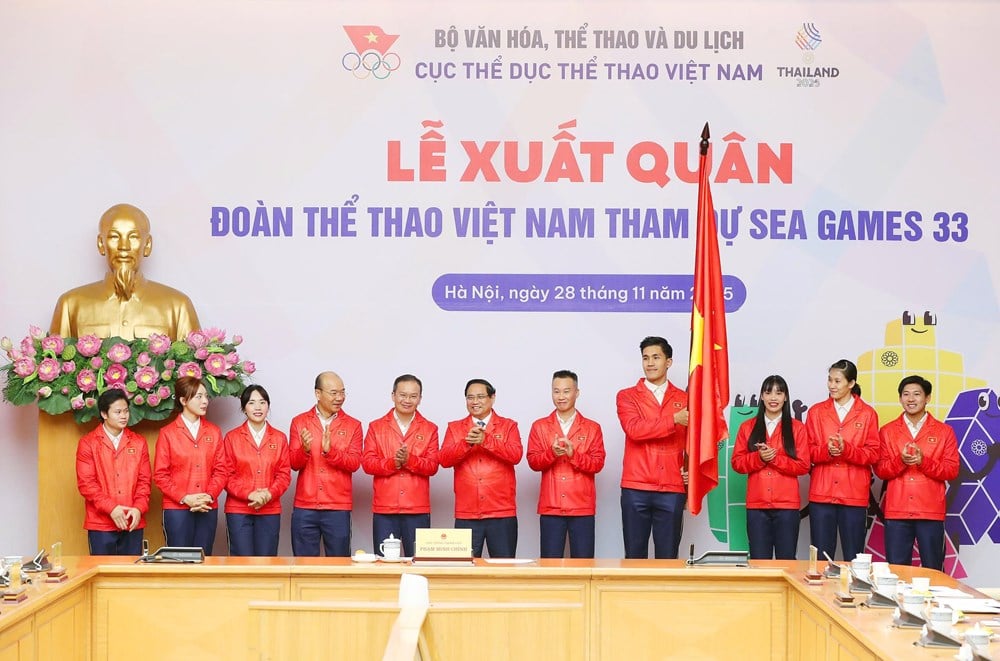 Le Thanh Thuy និង Le Minh Thuan ទទួល​បាន​កិត្តិយស​កាន់​ទង់ជាតិ​សម្រាប់​គណៈប្រតិភូ​កីឡា​វៀតណាម - រូបថត ១