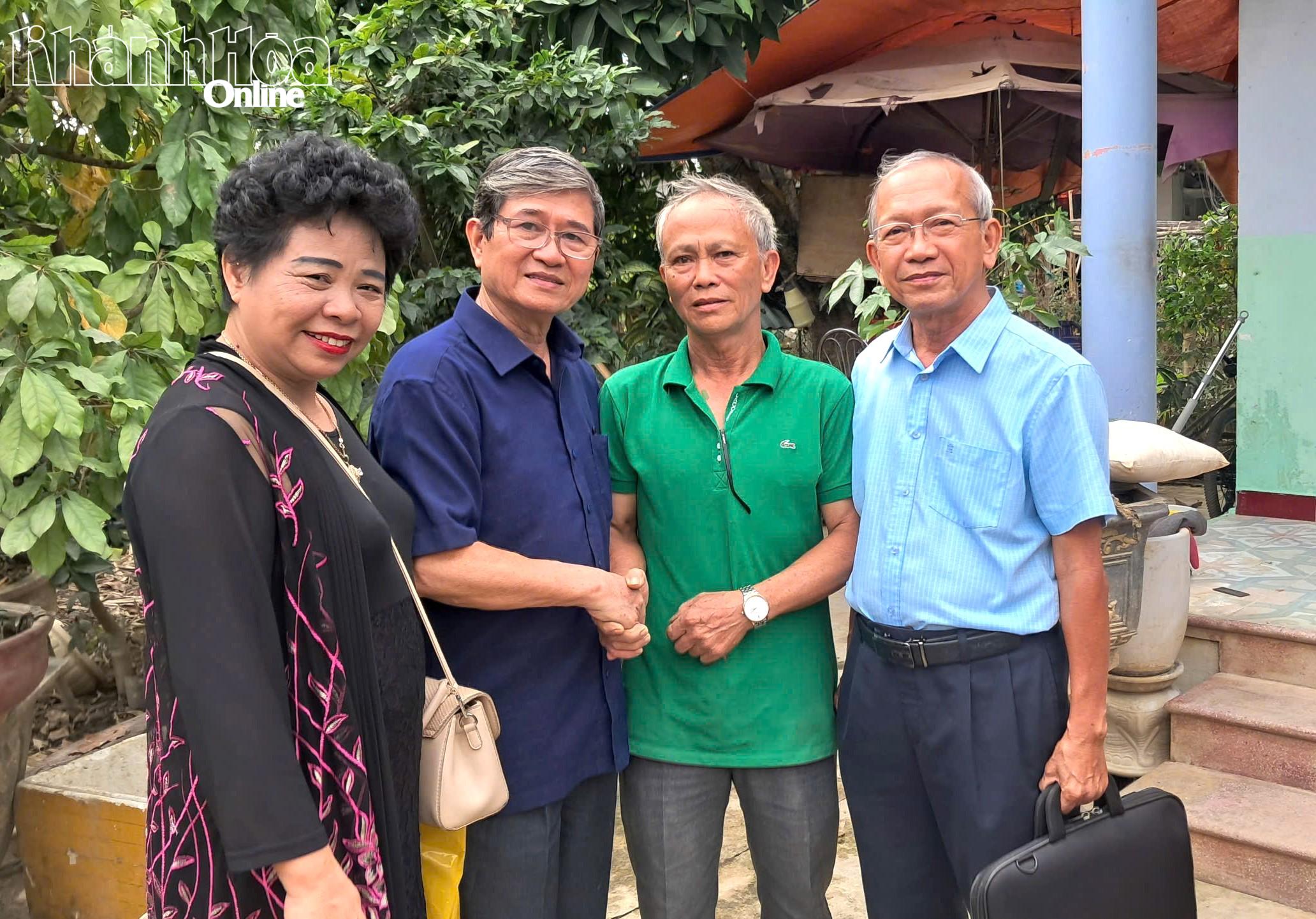 Ajándékozás Dien Dien község volt tanárainak.