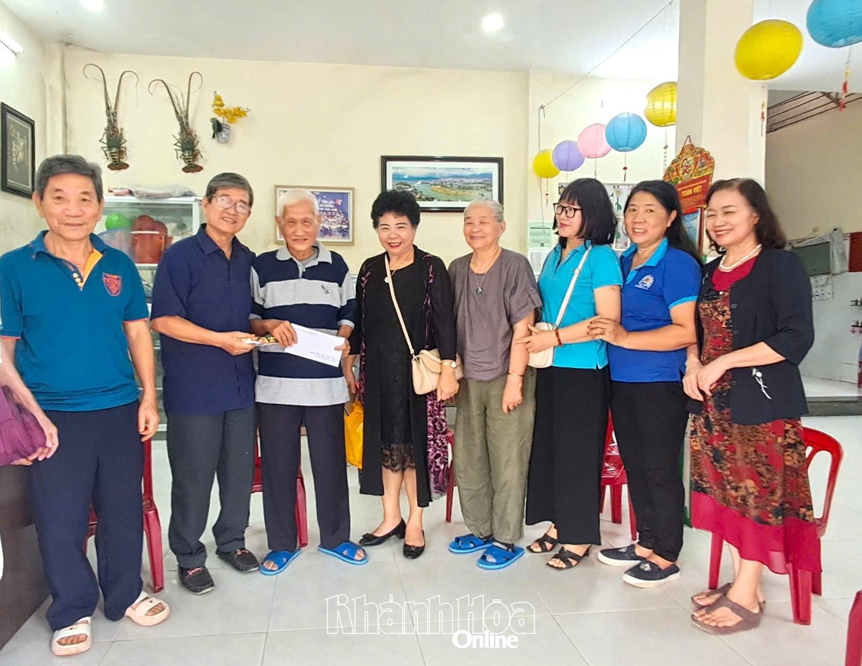 A küldöttség meglátogatta és megajándékozta a Tay Nha Trang kerület volt tanárait.