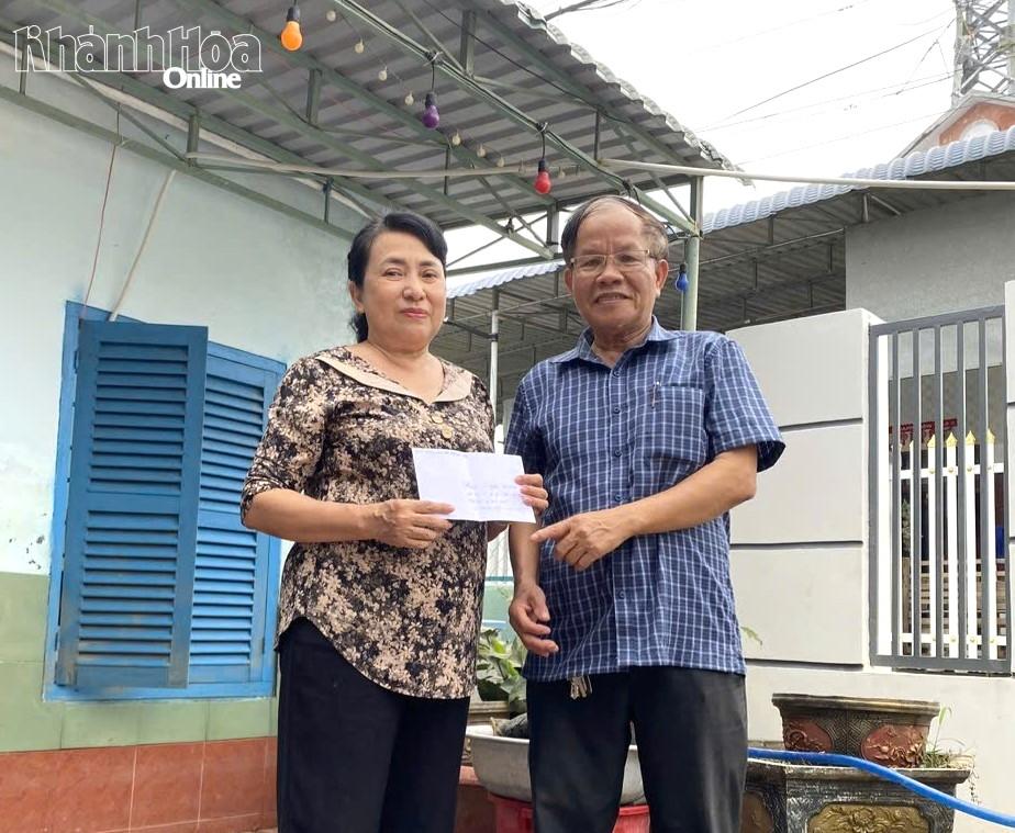 Ajándékozás a Do Vinh kerület korábbi tanárainak.