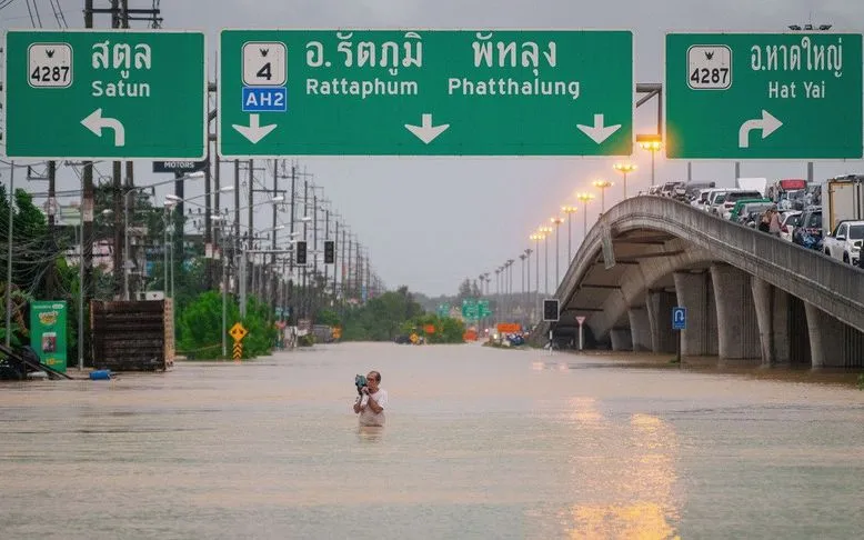 Chủ tịch nước, Thủ tướng gửi điện chia buồn về lũ lụt nghiêm trọng ở Thái Lan - Ảnh 1.