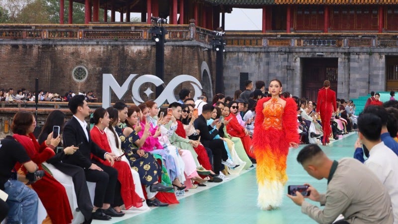 72 concursantes participantes en el concurso de belleza Miss Cosmo 2025 caminaron esta tarde frente a la Puerta Ngo Mon de la Ciudad Imperial de Hue.