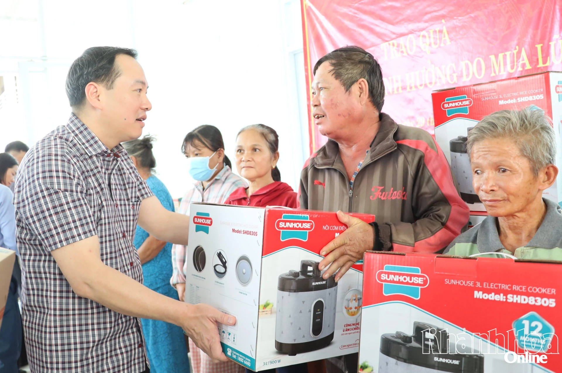 Tovarășul Ho Xuan Truong - secretar adjunct permanent al Comitetului Provincial de Partid - a prezentat locuitorilor din comuna Dien Dien produse de uz casnic susținute de întreprinderi.