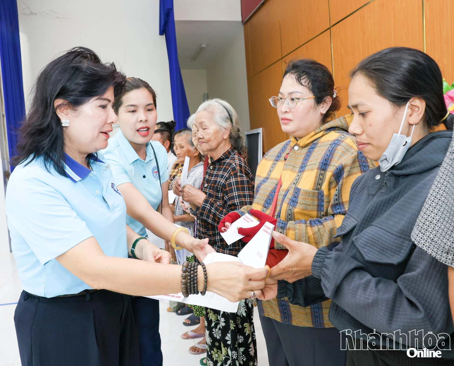 Dna La Thi Lan - vicepreședinta Asociației de Afaceri din orașul Ho Chi Minh, a oferit cadouri locuitorilor din cartierul Nam Nha Trang. Fotografie: XUAN THANH
