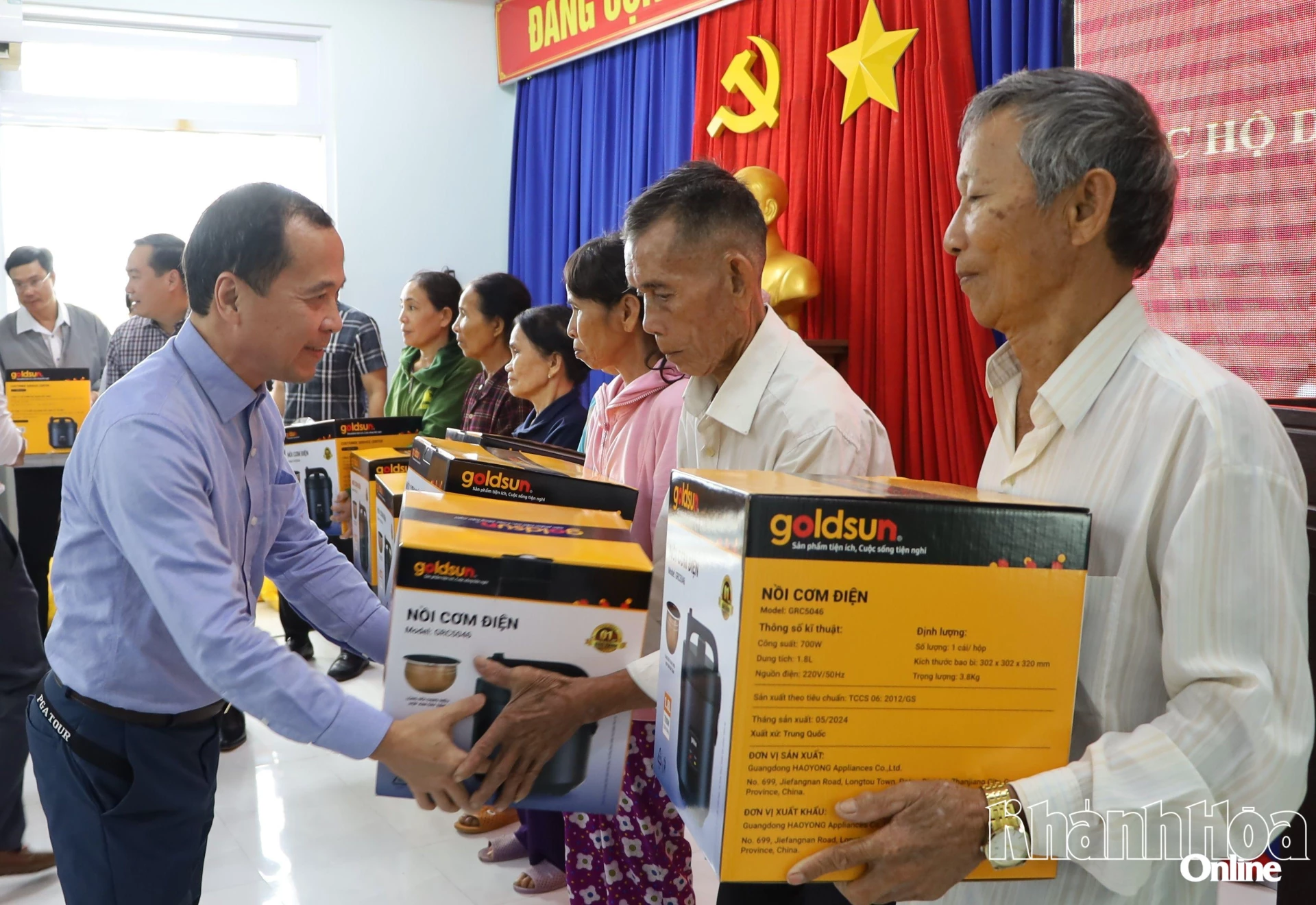 Reprezentanții Corporației de Dezvoltare Urbană și Locuințe HUD au prezentat produse de uz casnic pentru a sprijini oamenii din zonele inundate din cartierul Hoa Thang.