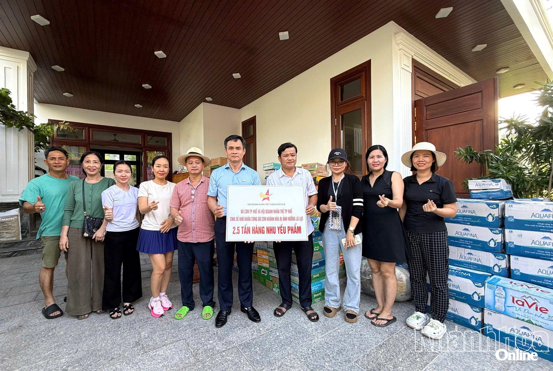 Reprezentanții Asociației Tinerilor Antreprenori din Provincia au primit sprijin din partea comunității de afaceri din orașul Hue pentru a sprijini oamenii din zonele afectate de inundații.