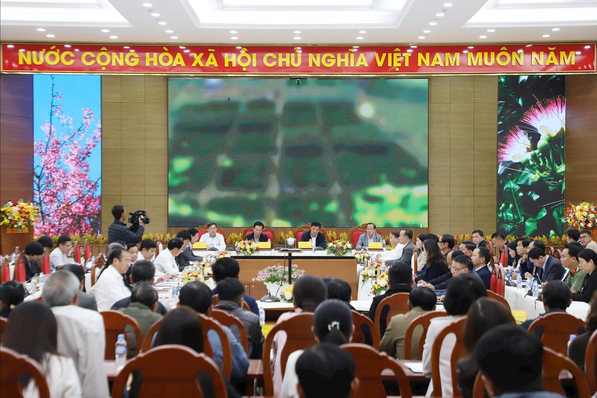 Persidangan dialog Pengerusi Jawatankuasa Rakyat Wilayah dengan petani adalah peluang untuk wakil petani, koperasi, dan perniagaan yang beroperasi dalam sektor pertanian.