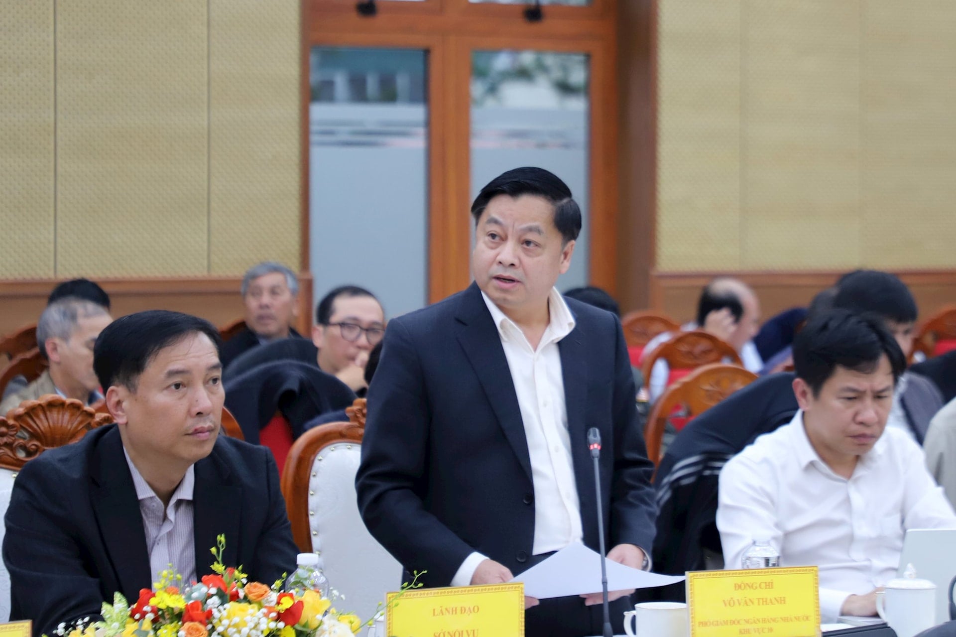 Timbalan Pengarah Cawangan Bank Negara Wilayah 10 Vo Van Thanh memaklumkan tentang dasar sokongan kepada petani yang terjejas akibat banjir