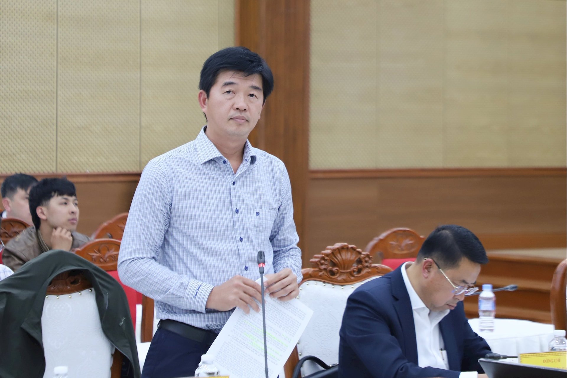 Pengarah Jabatan Pertanian dan Alam Sekitar Phan Nguyen Hoang Tan menjawab petisyen petani mengenai dasar sokongan.