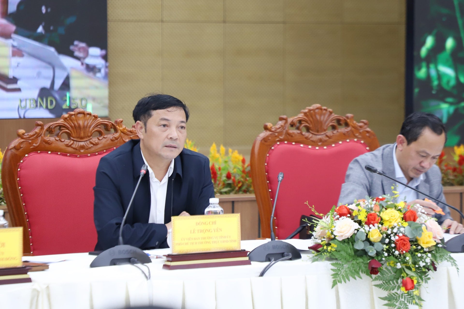 Naib Pengerusi Tetap Jawatankuasa Rakyat Wilayah Le Trong Yen mempengerusikan sesi perbincangan.