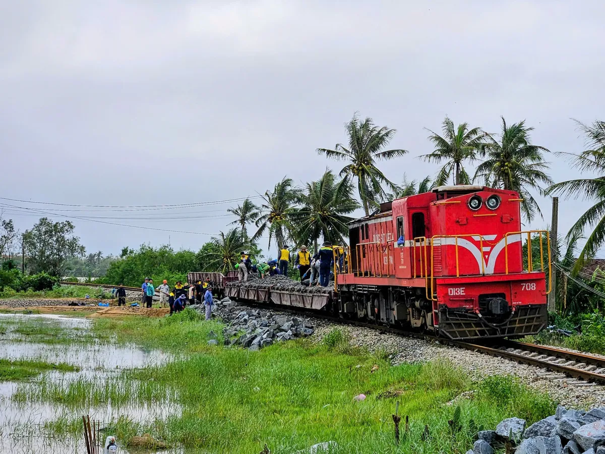 Hơn 100 đoàn tàu Bắc - Nam ngừng chạy do ảnh hưởng mưa lũ, thiệt hại gần 50 tỷ đồng - Ảnh 1.