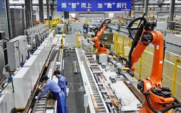 Công nhân làm việc tại nhà máy ở Cáp Nhĩ Tân, tỉnh Hắc Long Giang, Trung Quốc. Ảnh: THX/TTXVN 