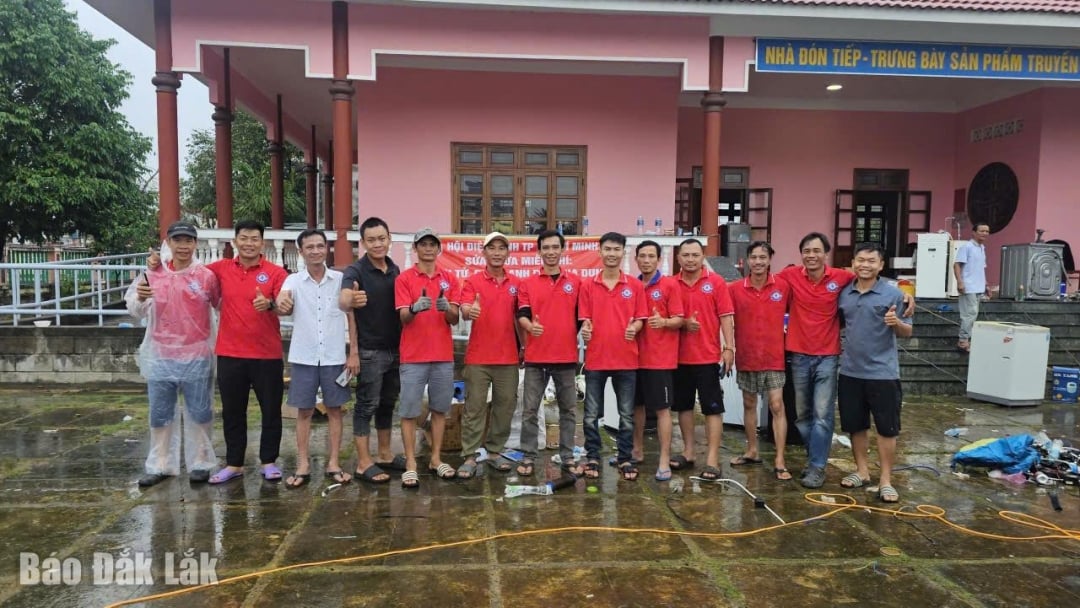 Pekerja mahir Kumpulan Sukarelawan Persatuan Penyejukan Kota Ho Chi Minh telah membaiki lebih 2,800 peranti secara percuma untuk penduduk di komune Hoa Thinh.