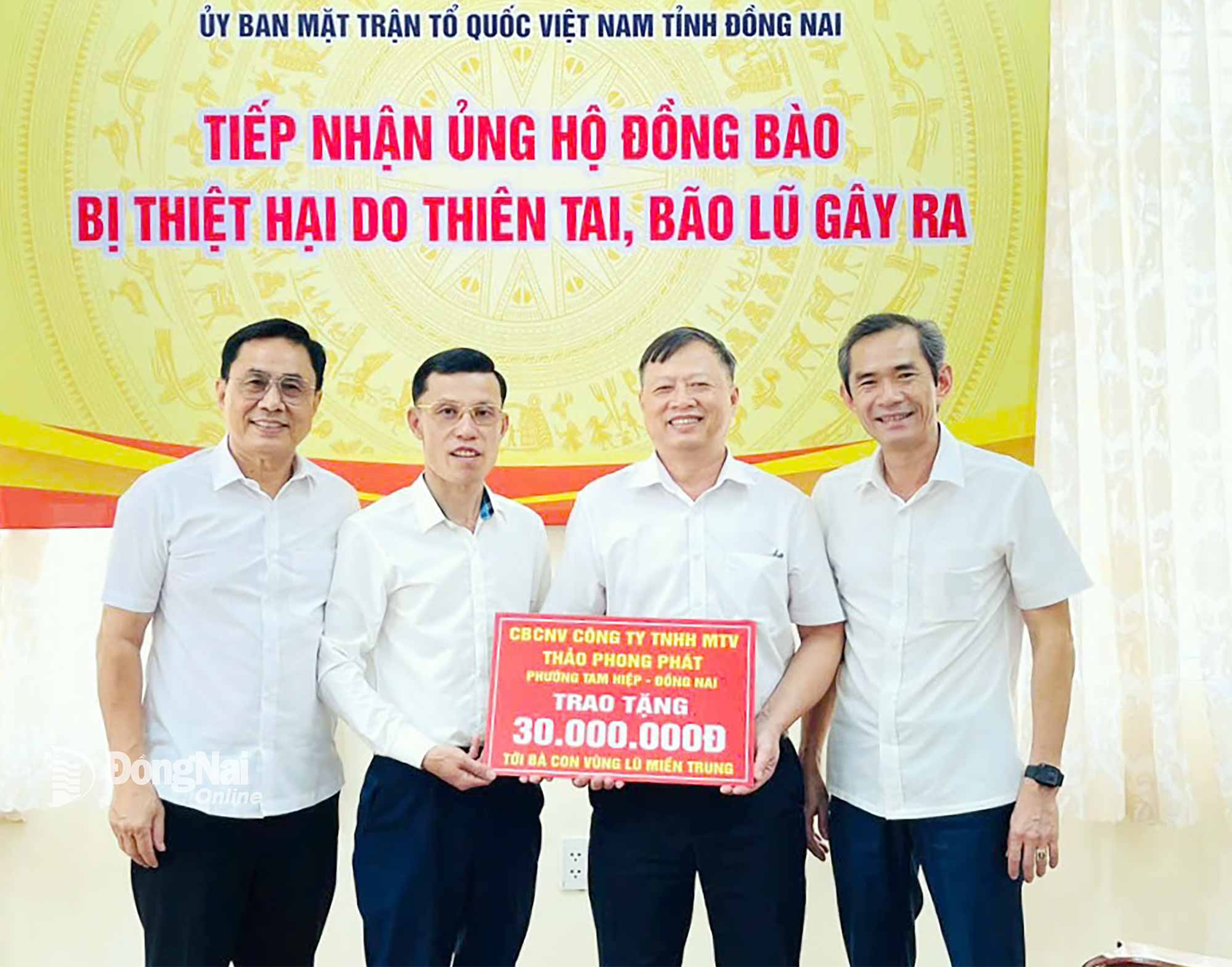 Naib Pengerusi Jawatankuasa Barisan Tanah Air Vietnam Wilayah Dong Nai Nguyen Tan Phu dan Naib Pengerusi Jawatankuasa Barisan Tanah Air Vietnam Wilayah Dong Nai Nguyen Tat Do menerima lembaga sokongan untuk mangsa banjir daripada kakitangan dan pekerja Thao Phong Phat Company Limited (Wad Tam Hiep). Foto: Thanh Vinh  