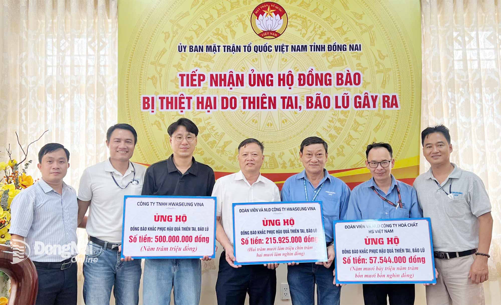Naib Pengerusi Jawatankuasa Barisan Tanah Air Vietnam Wilayah Dong Nai Nguyen Tan Phu menerima lembaga sokongan untuk mangsa banjir daripada perniagaan. Foto: Thanh Vinh 