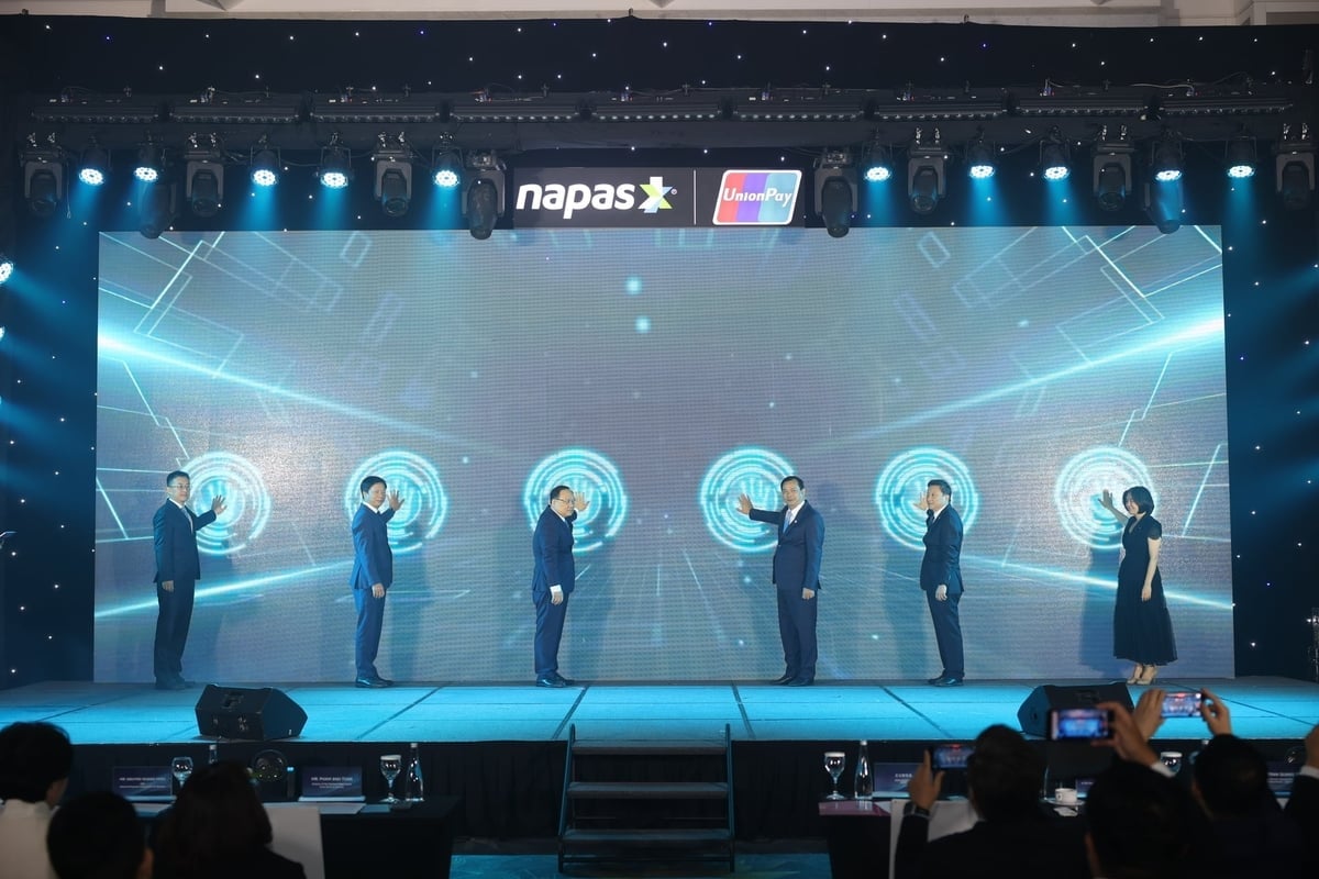 Các đại biểu đại diện NHNN Việt Nam, NAPAS, UPI, ICBC, Vietcombank...nhấn nút khai trương dịch vụ. Ảnh: NAPAS.