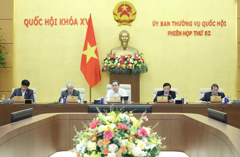 De voorzitter van de Nationale Vergadering, Tran Thanh Man, en de vicevoorzitters van de Nationale Vergadering leidden de bijeenkomst. (Foto: DUY LINH)