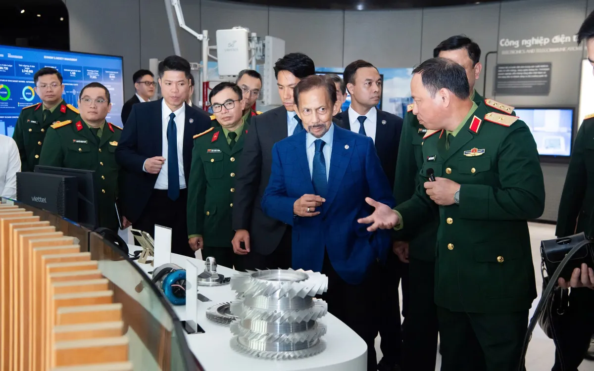 Quốc vương Brunei Darussalam Haji Hassanal Bolkiah thăm và làm việc tại Trụ sở Tập đoàn Công nghiệp – Viễn thông Quân đội (Viettel).