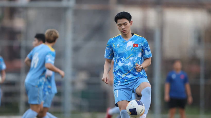 Нападающий Нгуен Динь Бак и его товарищи по сборной Вьетнама (до 22 лет) стремятся к победе над сборной Лаоса (до 22 лет). (Фото: VFF)