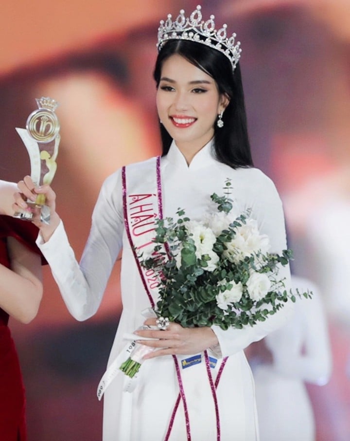 ເຟືອງແອງ ໄດ້ຮັບລາງວັນຮອງຊະນະເລີດອັນດັບໜຶ່ງຂອງ ນາງສາວຫວຽດນາມ 2020.