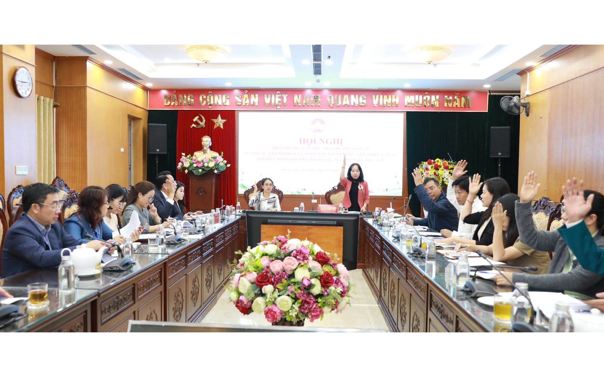 Các đại biểu biểu quyết tại Hội nghị hiệp thương