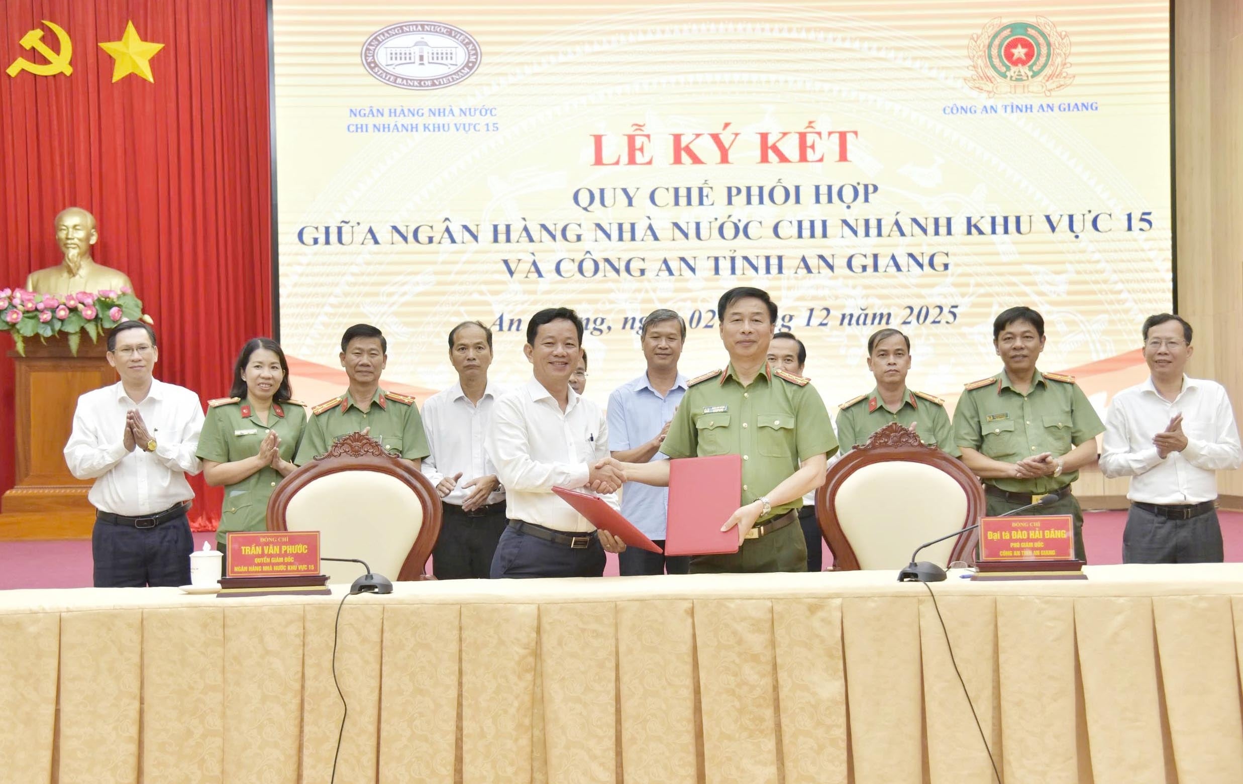 Ông Trần Văn Phước (bên trái), Quyền Giám đốc NHNN chi nhánh Khu vực 15 ký kết với Công an tỉnh để tăng cường an ninh tiền tệ - ngân hàng