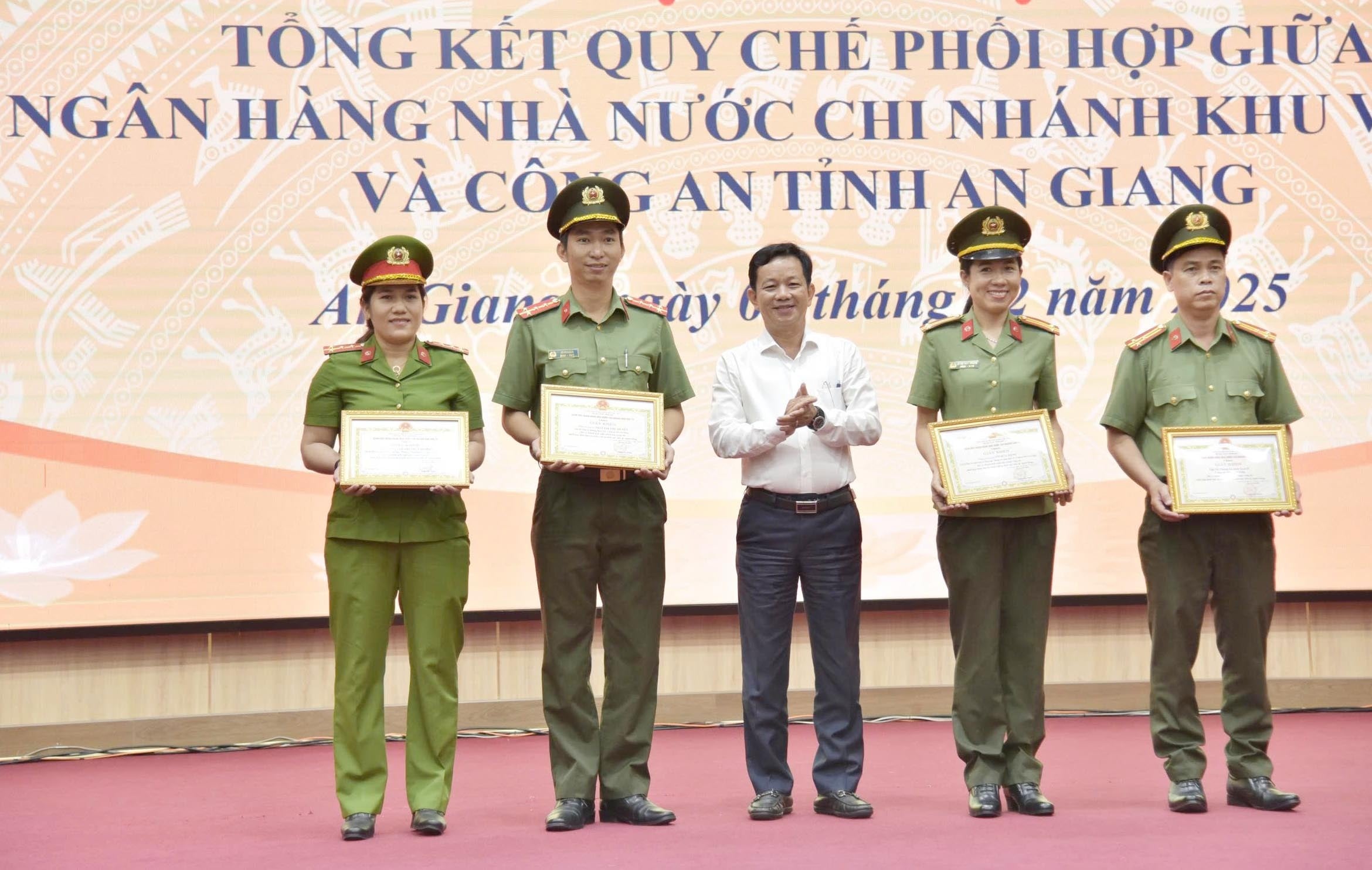 NHNN Khu vực 15 và Công an An Giang tăng cường phối hợp bảo đảm an ninh tiền tệ - ngân hàng