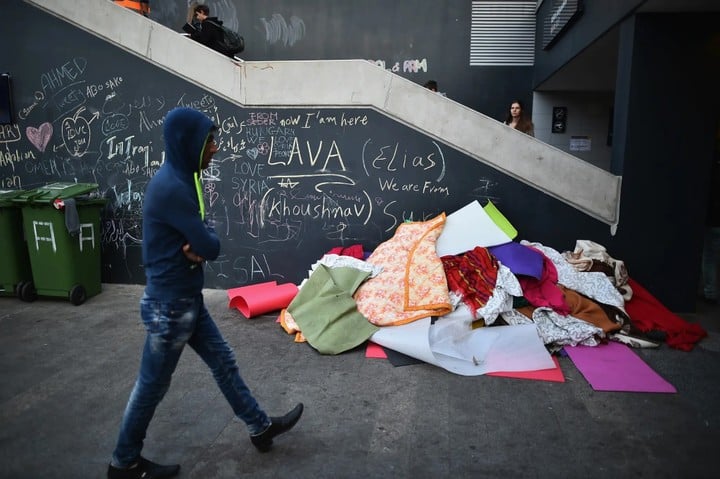 ជញ្ជាំង​គ្រប​ដណ្ដប់​ដោយ​ផ្ទាំង​គំនូរ ហើយ​បោះ​ចោល​ភួយ​ក្នុង​ទីក្រុង Budapest ប្រទេស​ហុងគ្រី។
