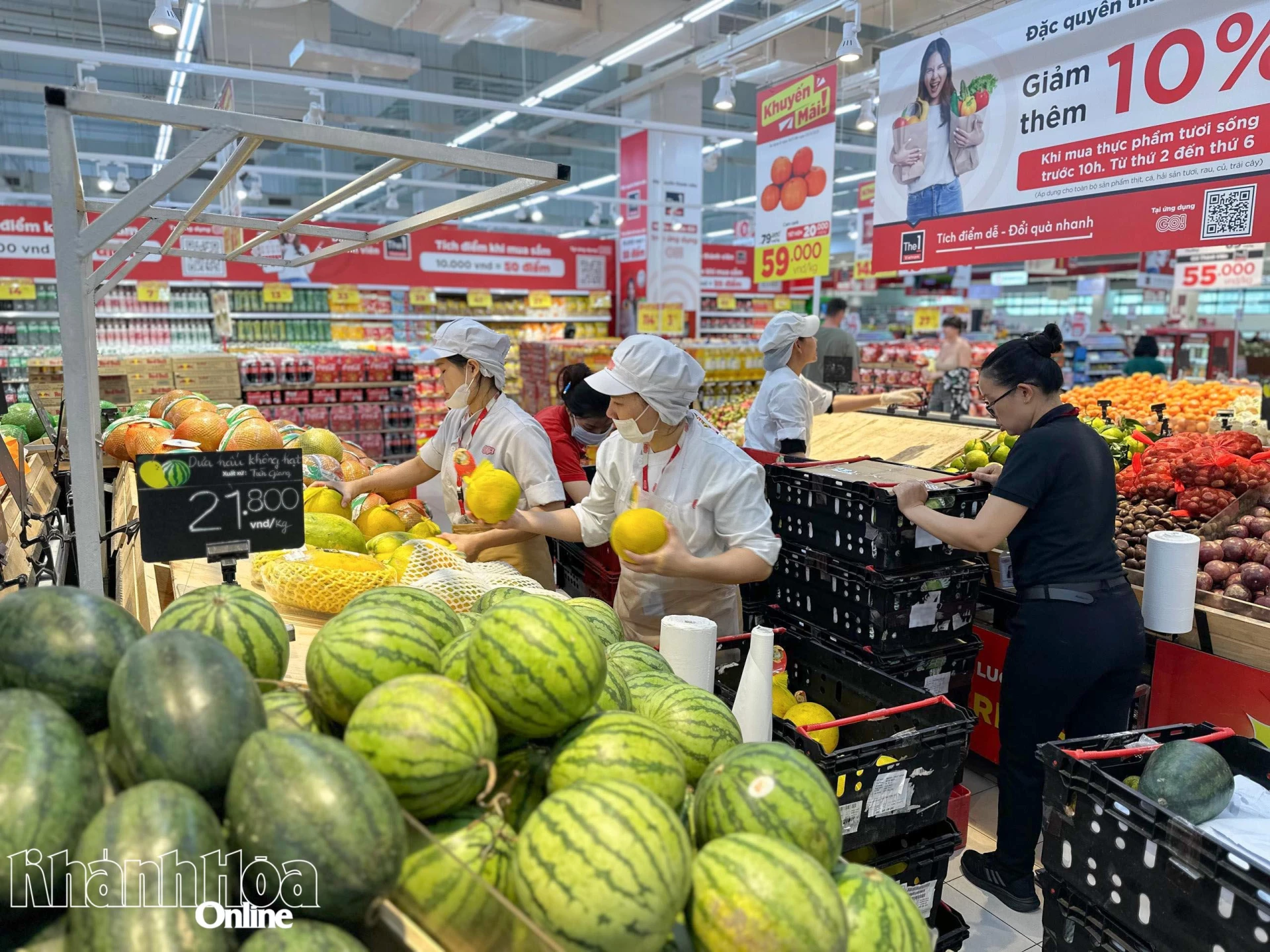 GO! Zaměstnanci supermarketu v Nha Trangu přeskupují zboží, aby mohli obsloužit zákazníky.