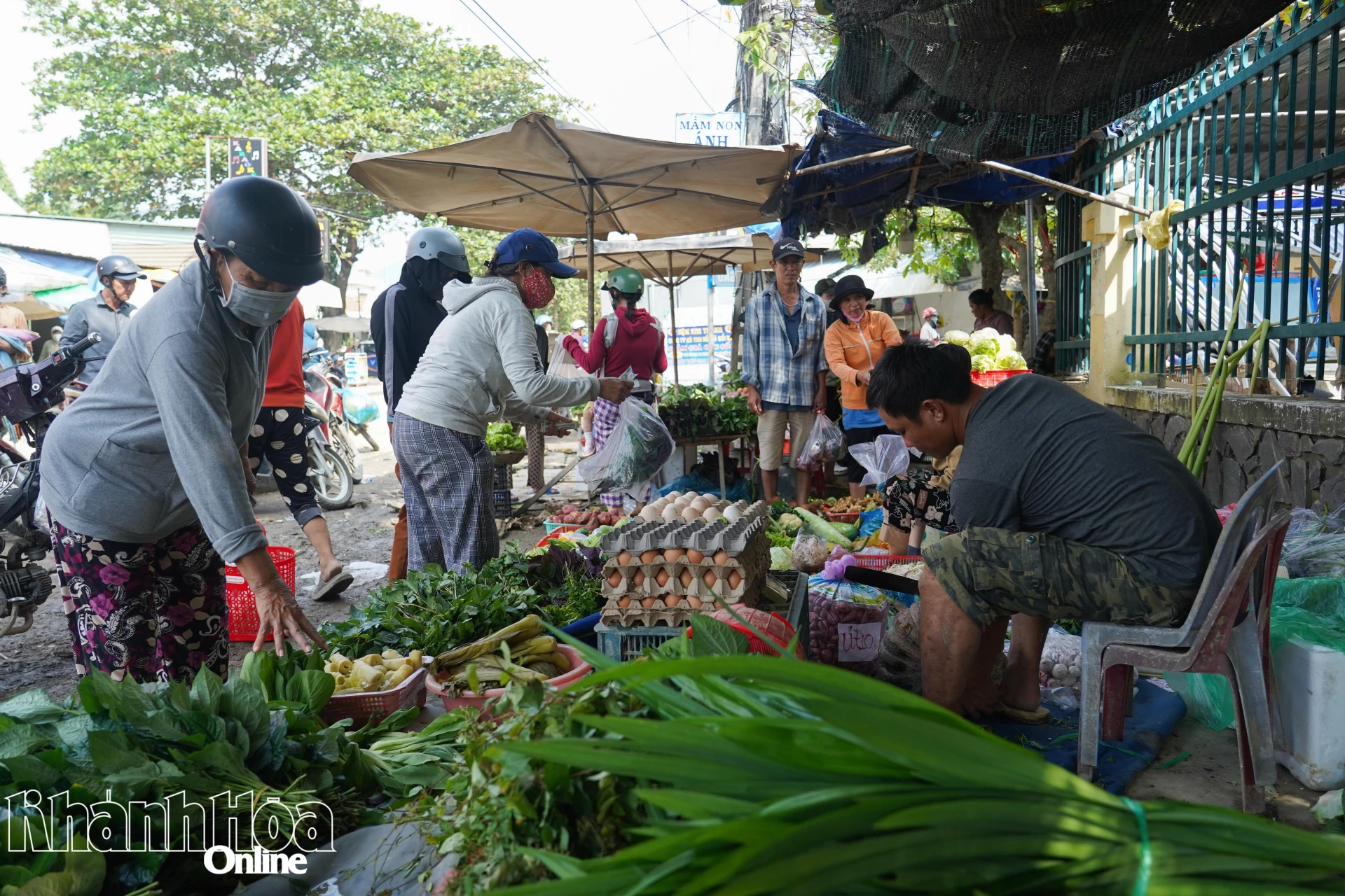 Mnoho trhů v provincii se znovu otevřelo, aby uspokojily nákupní potřeby lidí.