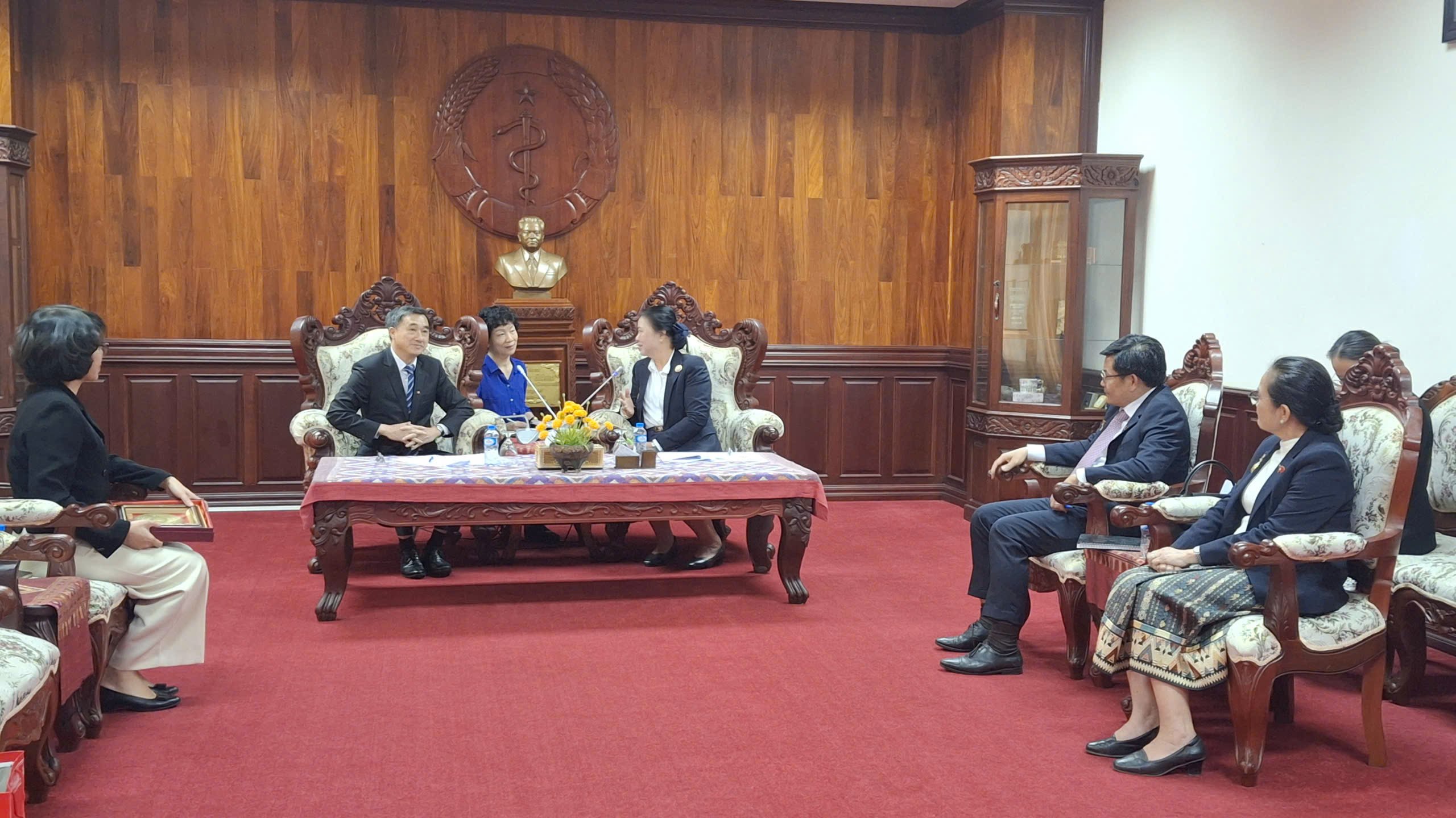 
Thứ trưởng Trần Văn Thuấn trao đổi về tình hình hợp tác y tế với Thứ trưởng Bộ Y tế Lào- Ảnh 1.