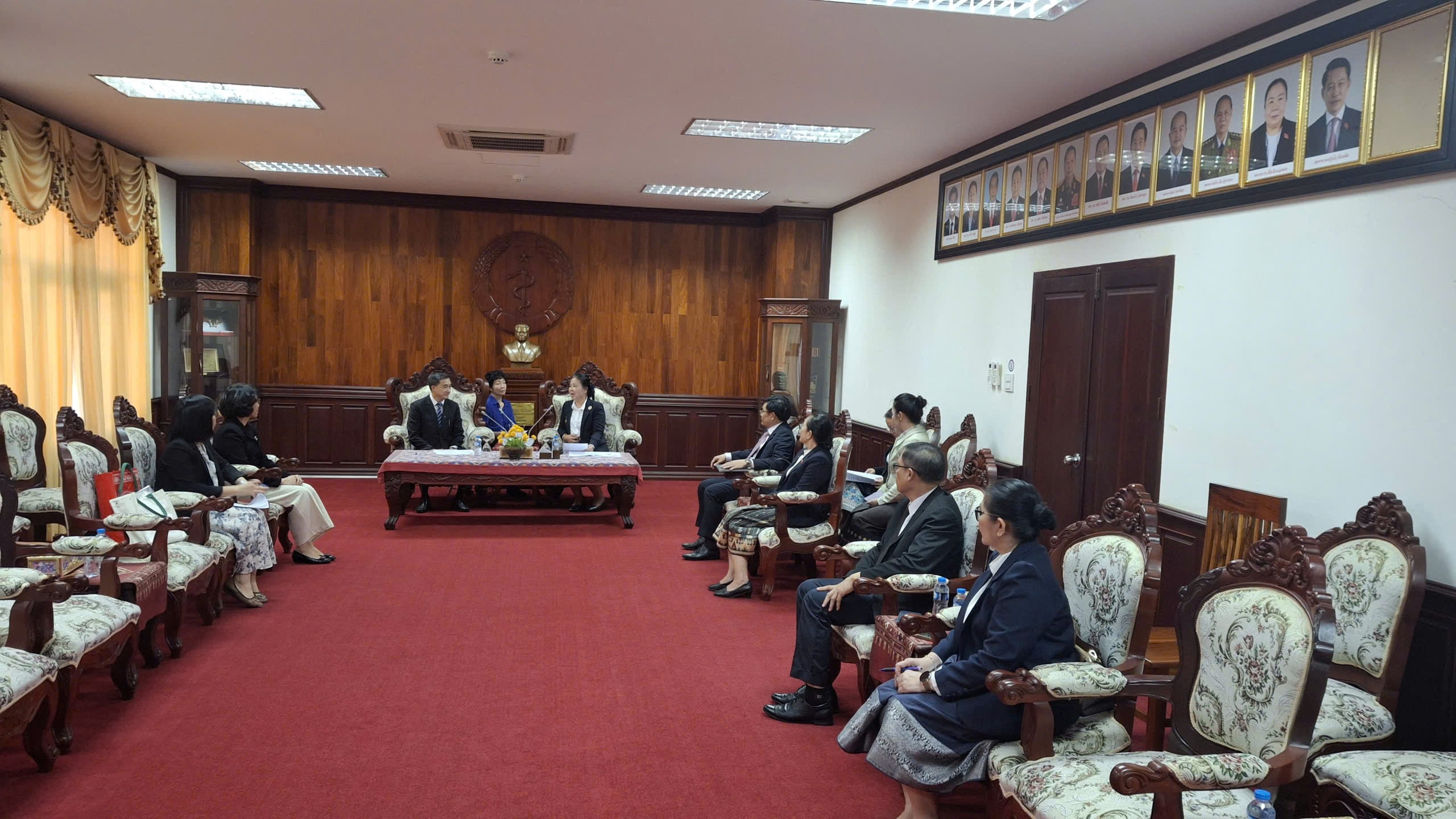 
Thứ trưởng Trần Văn Thuấn trao đổi về tình hình hợp tác y tế với Thứ trưởng Bộ Y tế Lào- Ảnh 2.