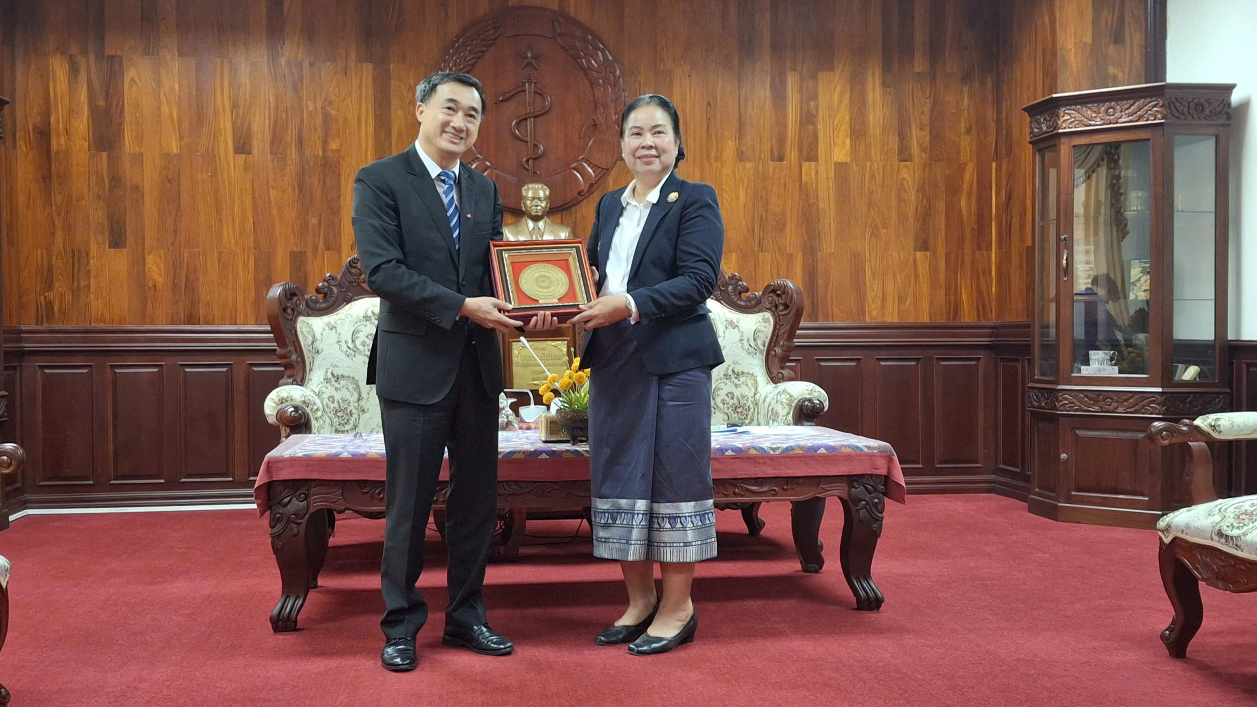 
Thứ trưởng Trần Văn Thuấn trao đổi về tình hình hợp tác y tế với Thứ trưởng Bộ Y tế Lào- Ảnh 3.