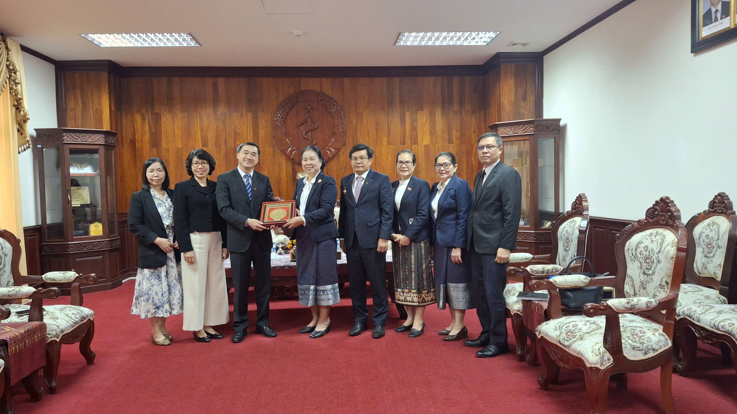 
Thứ trưởng Trần Văn Thuấn trao đổi về tình hình hợp tác y tế với Thứ trưởng Bộ Y tế Lào- Ảnh 4.