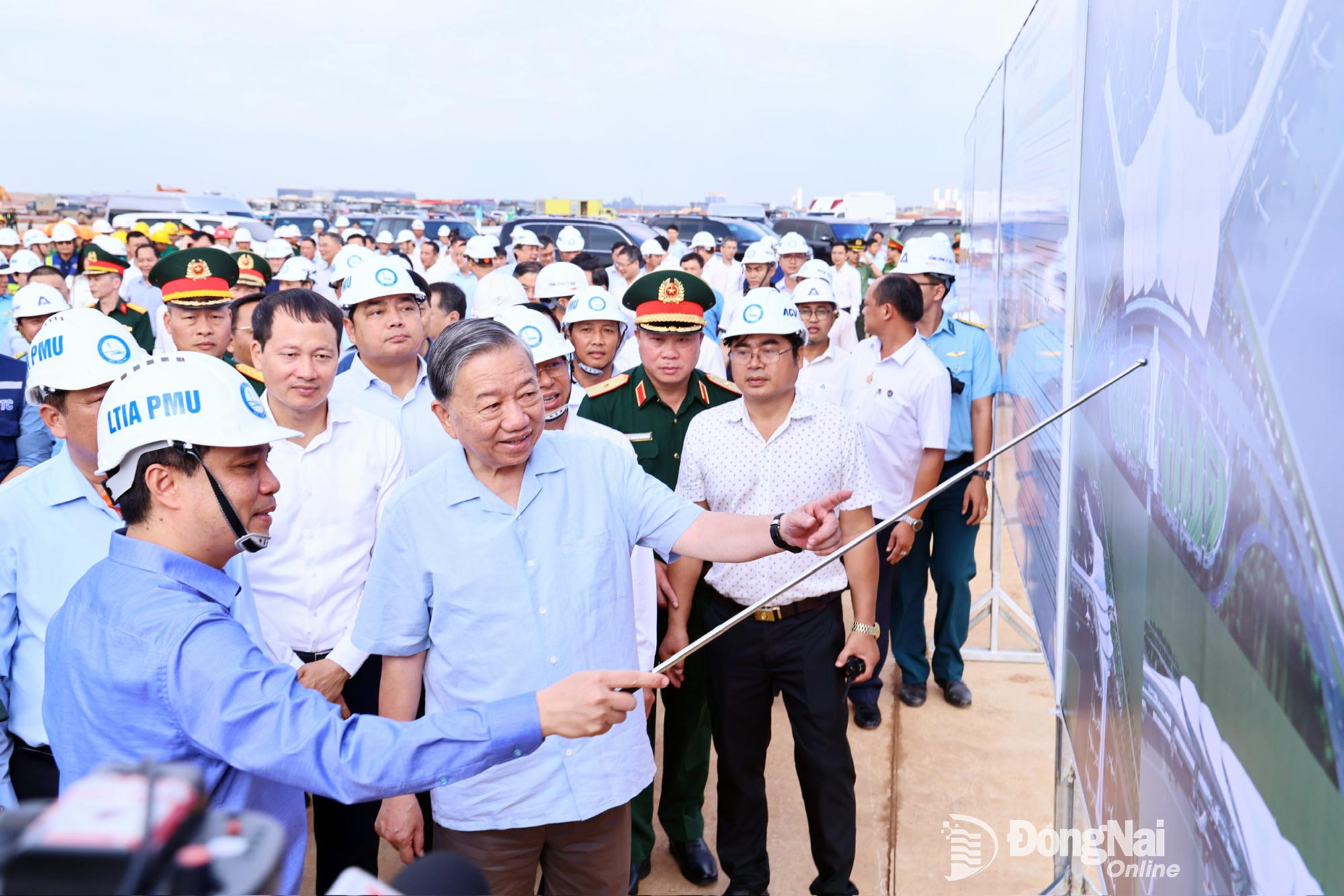 Sekretaris Jenderal To Lam dan delegasi kerja Pusat meninjau dan memberi semangat kepada para pekerja dan pembangunan di Proyek Bandara Internasional Long Thanh. Foto: Cong Nghia
