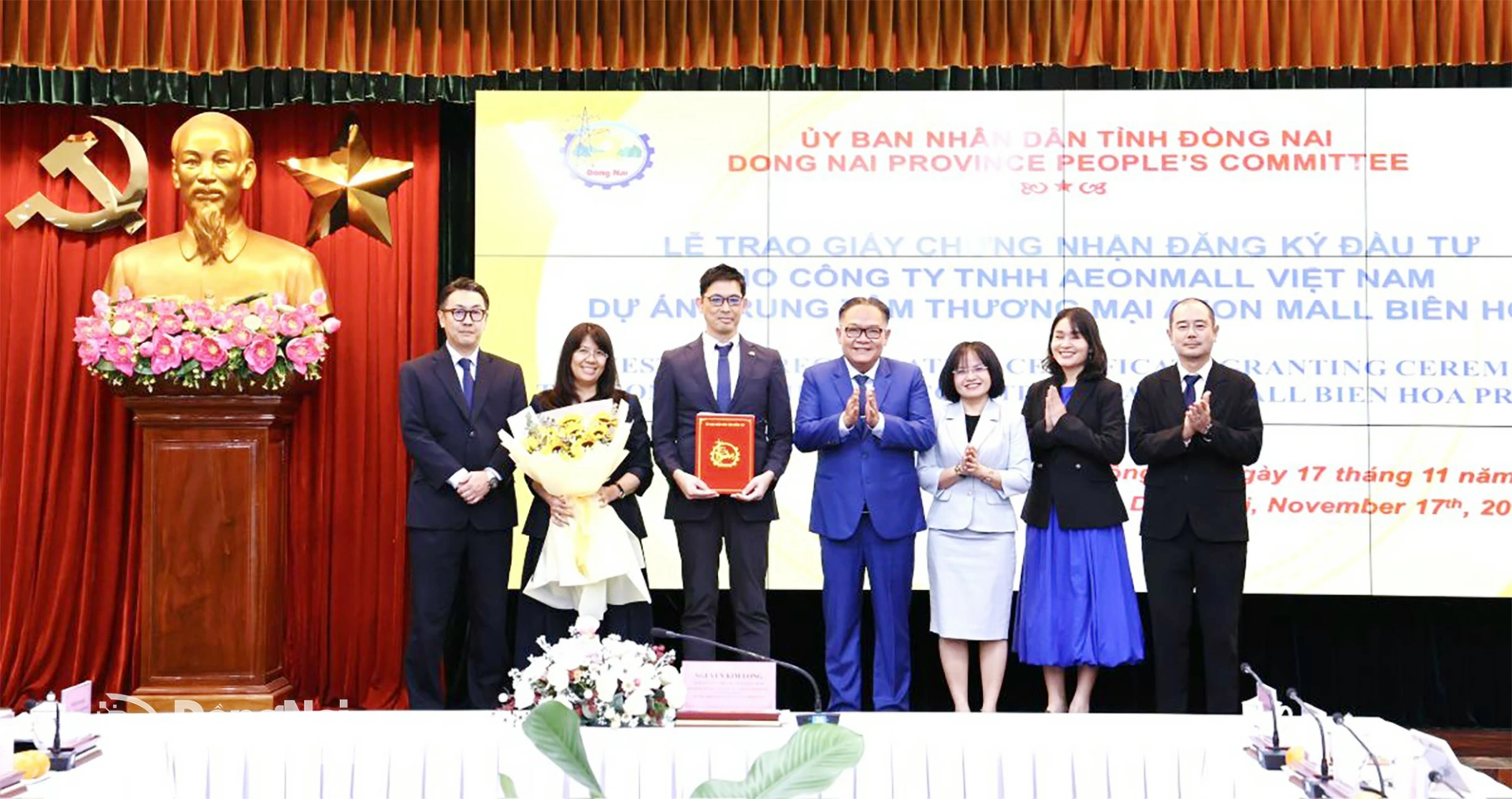 Para pemimpin provinsi dan investor berfoto setelah Upacara Penyerahan Sertifikat Pendaftaran Penanaman Modal. Foto milik