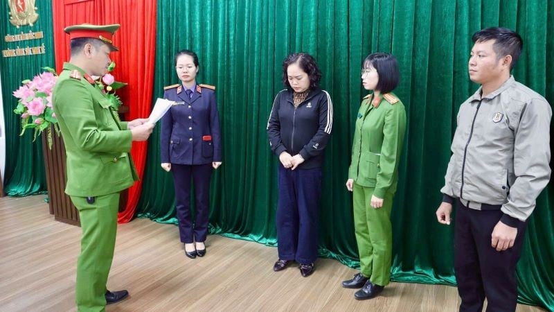 The Investigation Police Agency read the Arrest Warrant to temporarily detain Nguyen Thi Hoa (in black shirt, middle).