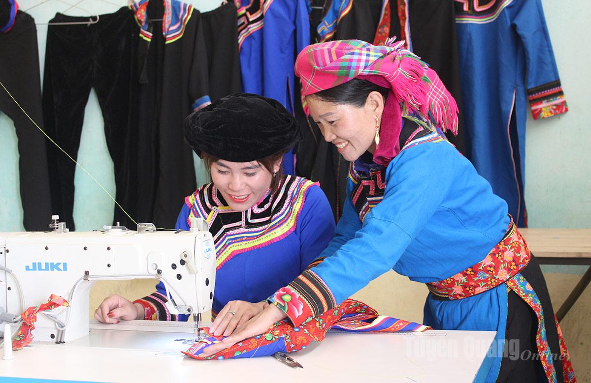 Kumpulan komuniti yang memelihara sulaman brokat dan jahitan pakaian tradisional kumpulan etnik Co Lao di kampung Ta Chai, komune Tan Tien disokong dengan mesin jahit untuk melayani kerja mereka dengan lebih baik.