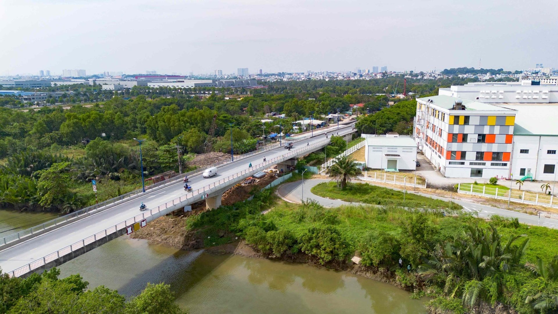 Панорамный вид на мост Тан Лонг на улице Ла Суан Оай в городе Тху Дук, одна ветка открыта для движения, а другая находится в стадии строительства.