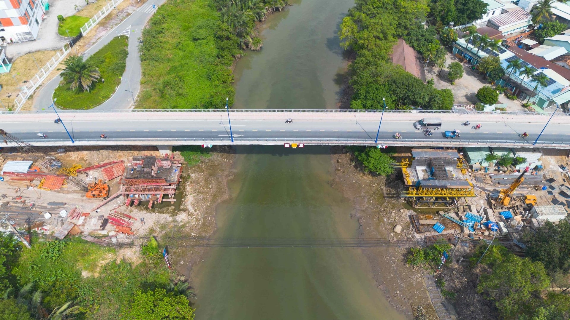 Строительная площадка правого участка моста Тан Лонг с возводимыми опорами и мостовым настилом.