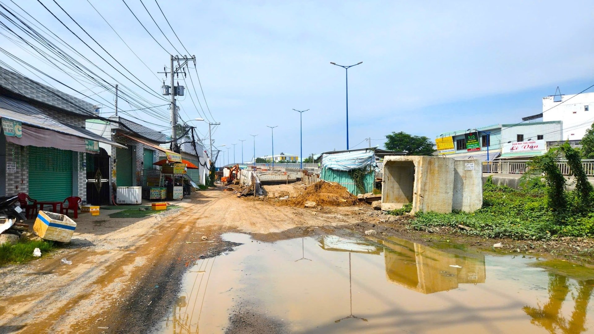 Старый железный мост был причиной серьезных пробок в районе моста Тан Лонг до того, как его разобрали.