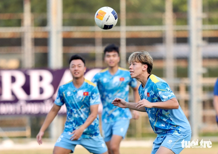 HLV Kim Sang Sik trầm ngâm trước trận gặp U22 Lào  - Ảnh 6.