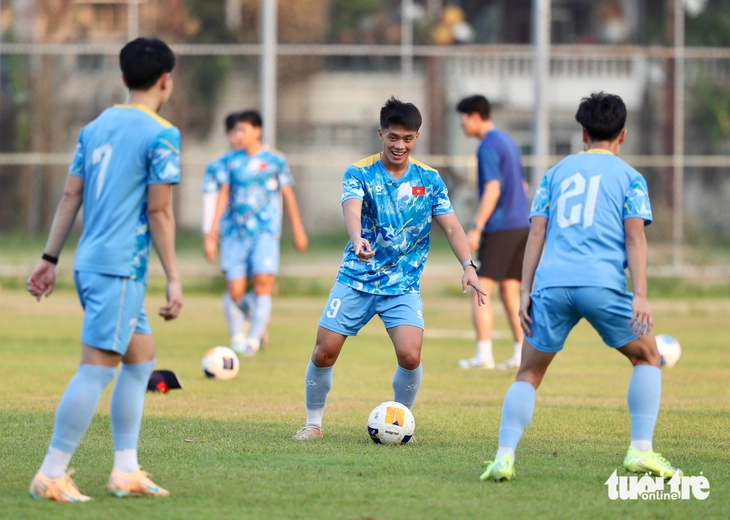 HLV Kim Sang Sik trầm ngâm trước trận gặp U22 Lào  - Ảnh 7.