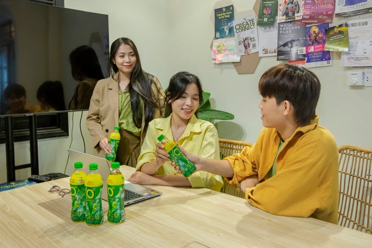 Gen Z chọn Trà xanh không độ để giải nhiệt tinh thần và cân bằng nhịp sống giữa guồng sáng tạo bận rộn. Ảnh: Tân Hiệp Phát.