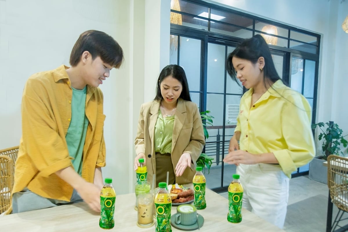 Nghệ thuật dừng lại: nhấp ngụm trà, thả lỏng tâm hồn và nuôi dưỡng cảm hứng sáng tạo với tinh thần sảng khoái. Ảnh: Tân Hiệp Phát.