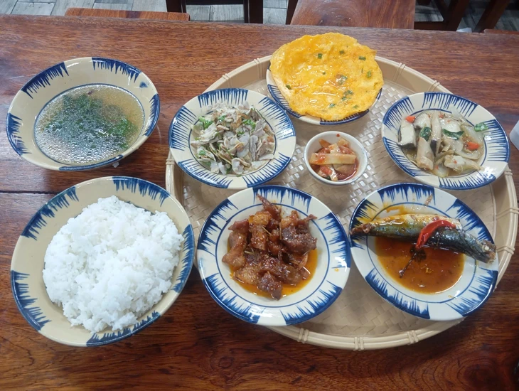 mâm cơm 50.000 đồng - Ảnh 1.